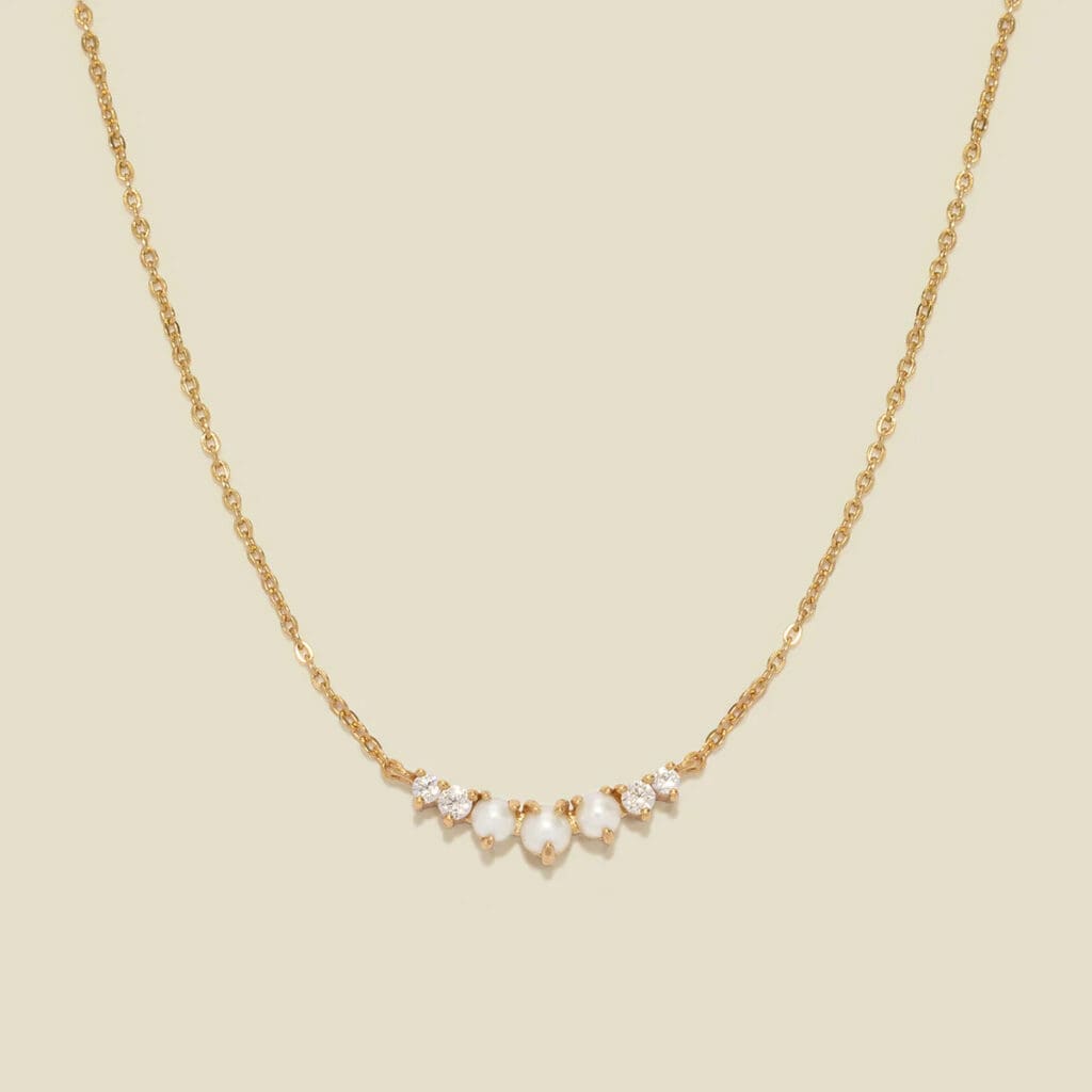 Necklace with pearls: a lovely graduation gift idea
