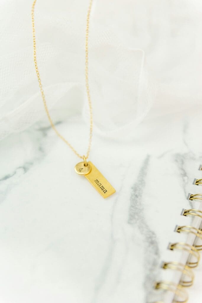 personalized jewelry with the word "Mama"