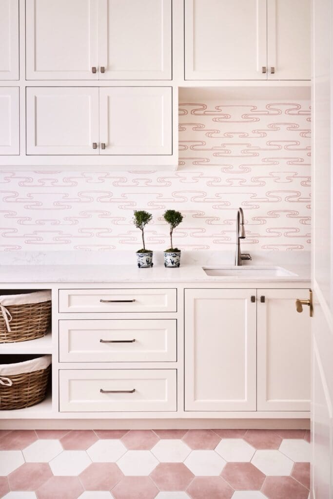 Pink-and-white room/detail